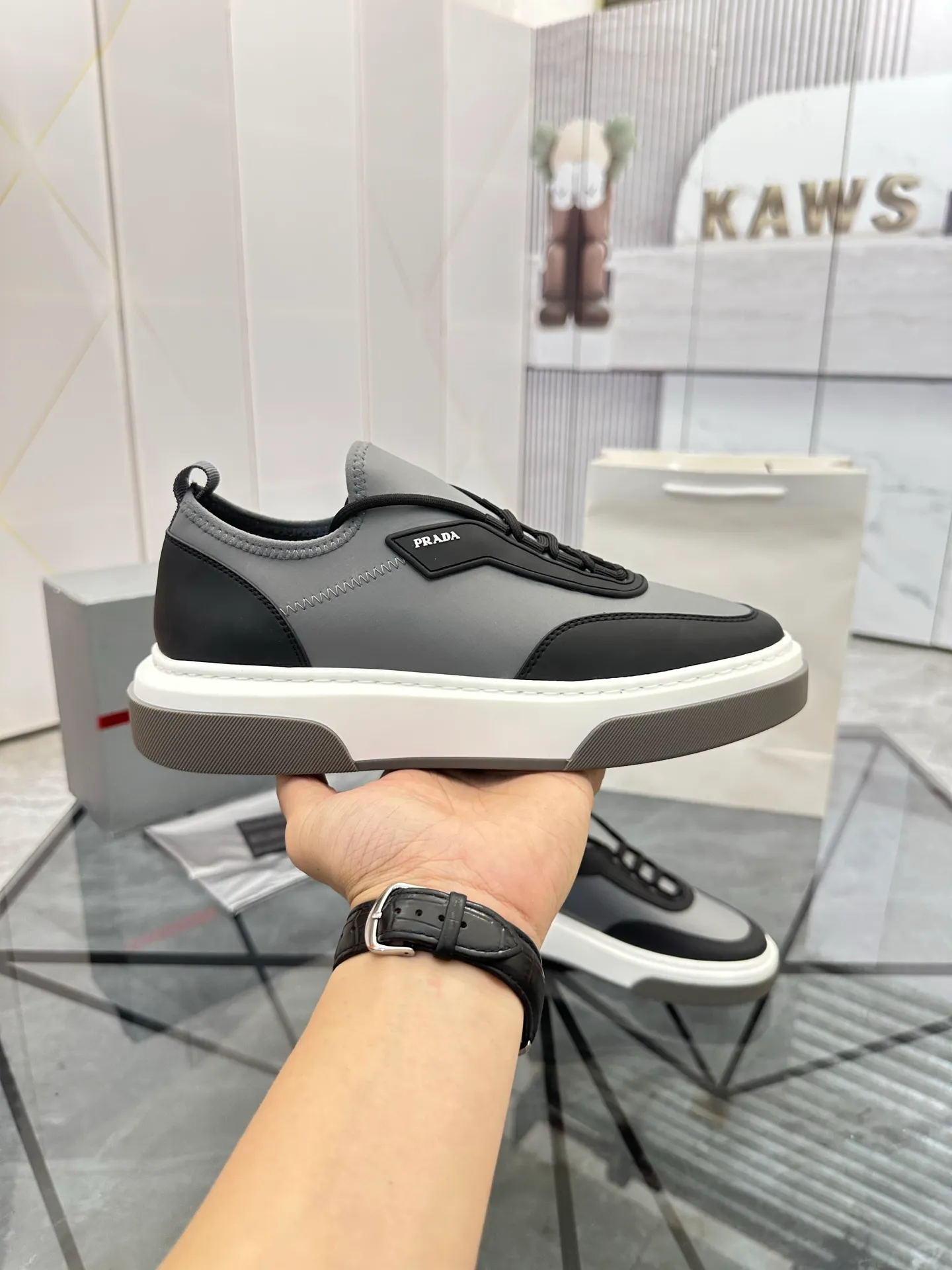 Men's shoes for sale 💰: 💰P600¥ High-end top quality Product trademark: Prada *"Prada*" low-top casual shoes Regular size: 38-45 (can be customized to 46) Product materials: Upper imported glue splicing original material, breathable lining, cowhide foot pads, original outsole. Number: 832